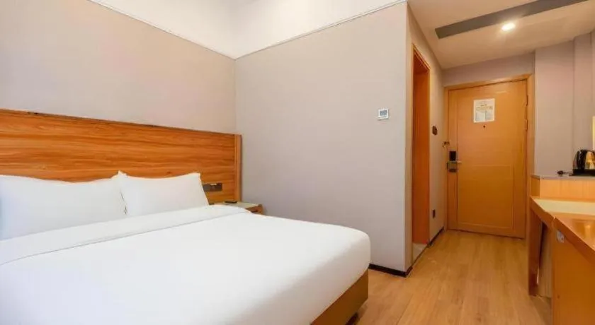 Bed in Carrianna Hotel