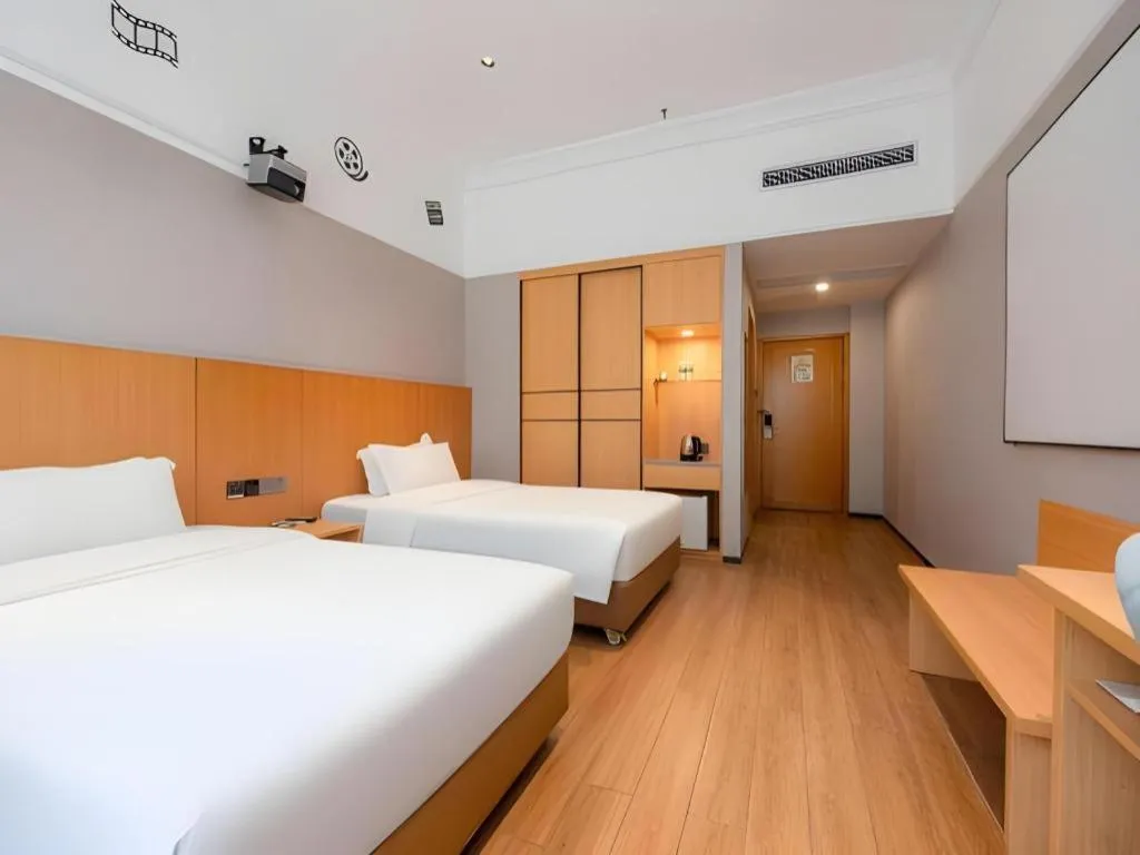 Bed in Carrianna Hotel