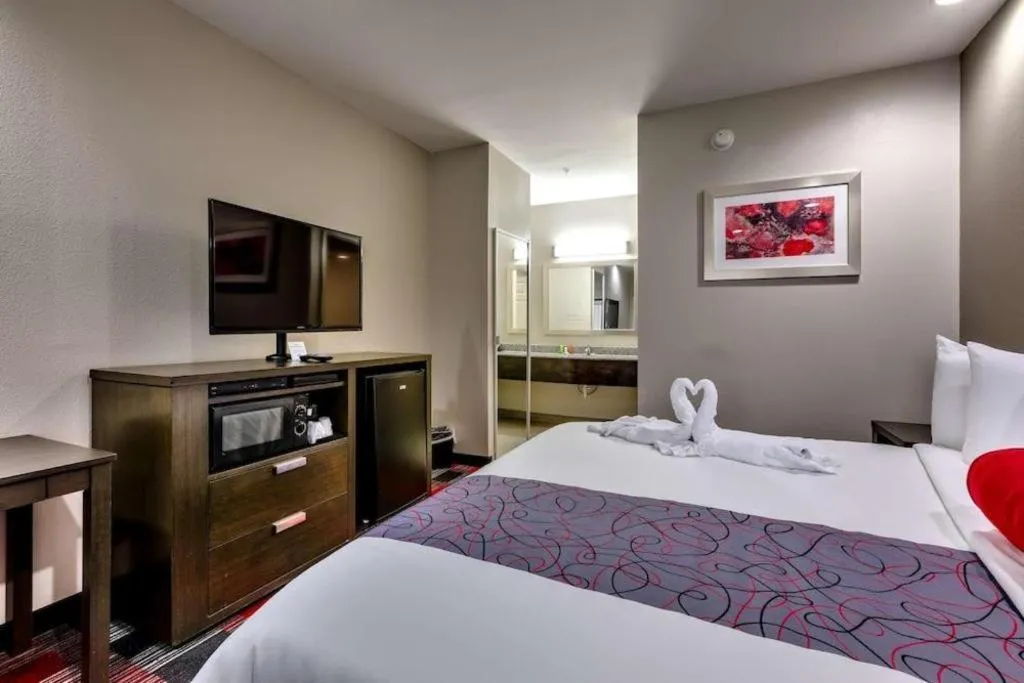 Bed in Americas Best Value Inn and Suites IAH Airport North