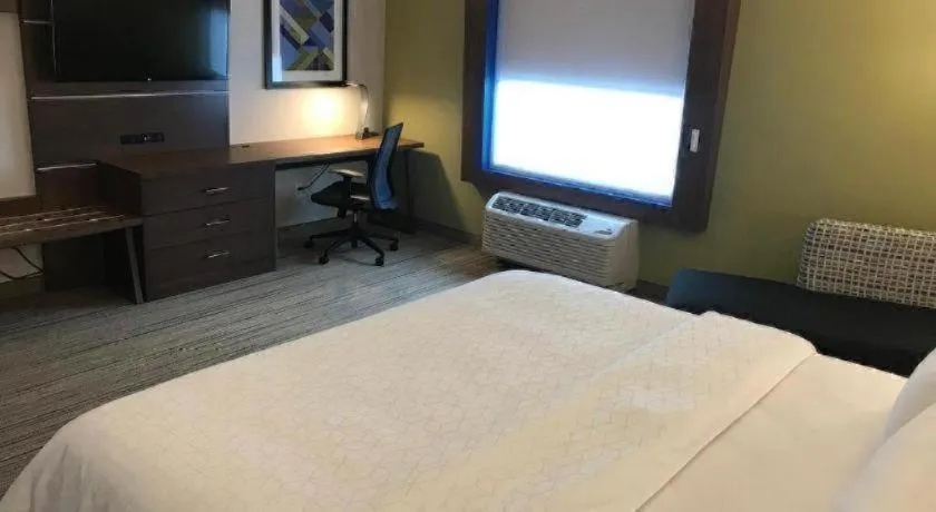 Bed in Holiday Inn Express and Suites Hannibal-Medical Center By IHG