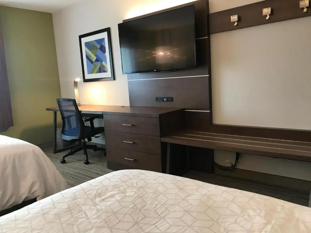 Bed in Holiday Inn Express and Suites Hannibal-Medical Center By IHG