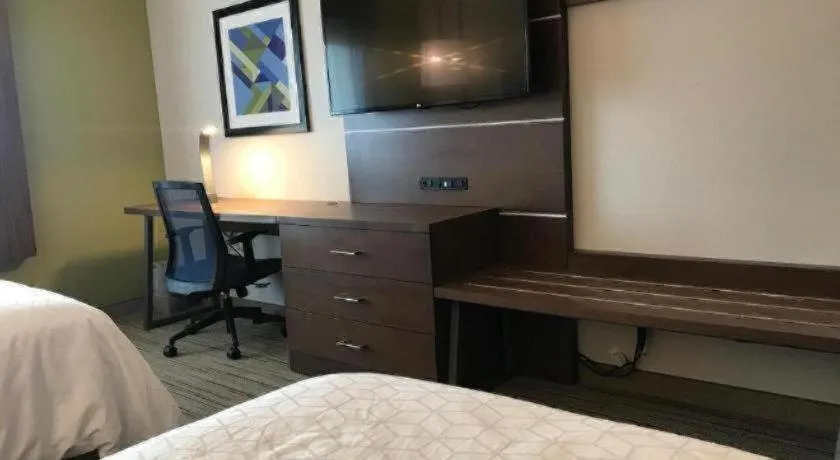 Bed in Holiday Inn Express and Suites Hannibal-Medical Center By IHG