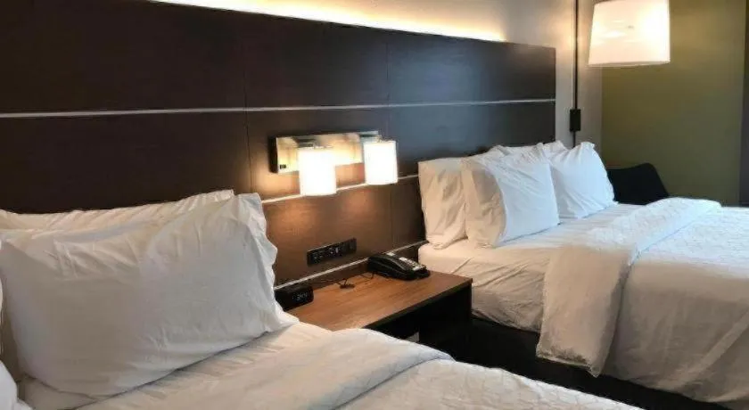 Bed in Holiday Inn Express and Suites Hannibal-Medical Center By IHG