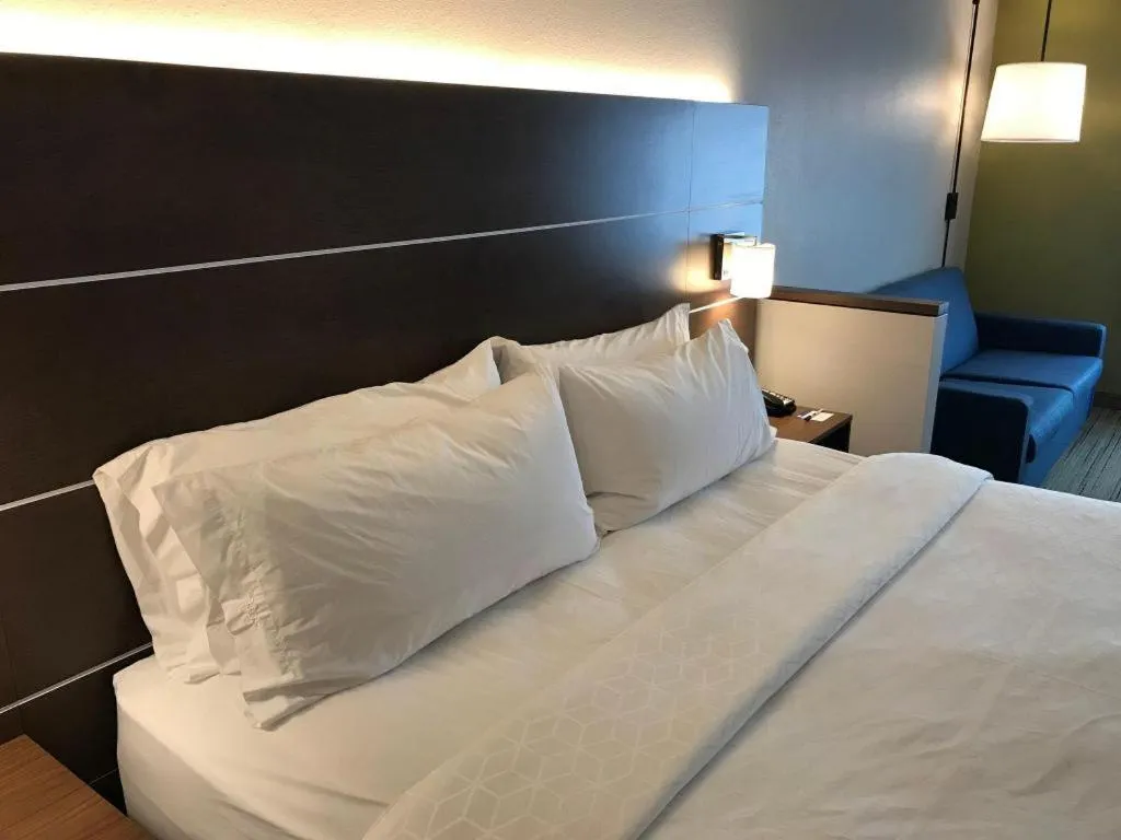 Bed in Holiday Inn Express and Suites Hannibal-Medical Center By IHG