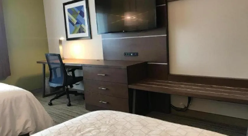 Bed in Holiday Inn Express and Suites Hannibal-Medical Center By IHG