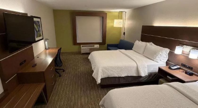 Bed in Holiday Inn Express and Suites Hannibal-Medical Center By IHG