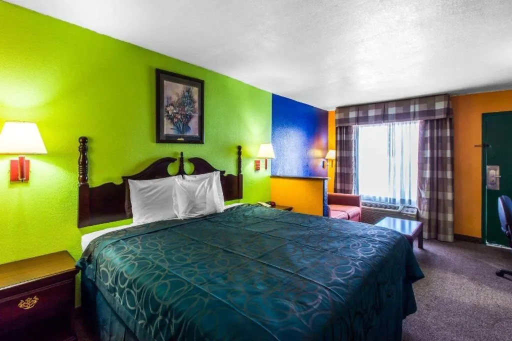 Bed in Econo Lodge Inn & Suites Macon North