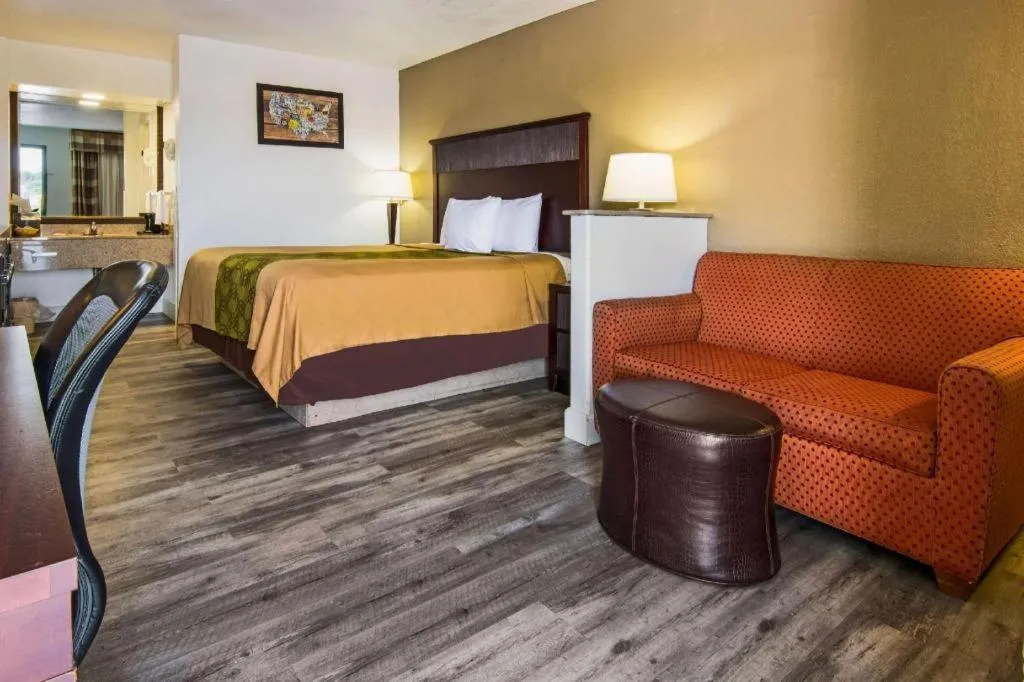 Bed in Econo Lodge Inn & Suites Macon North