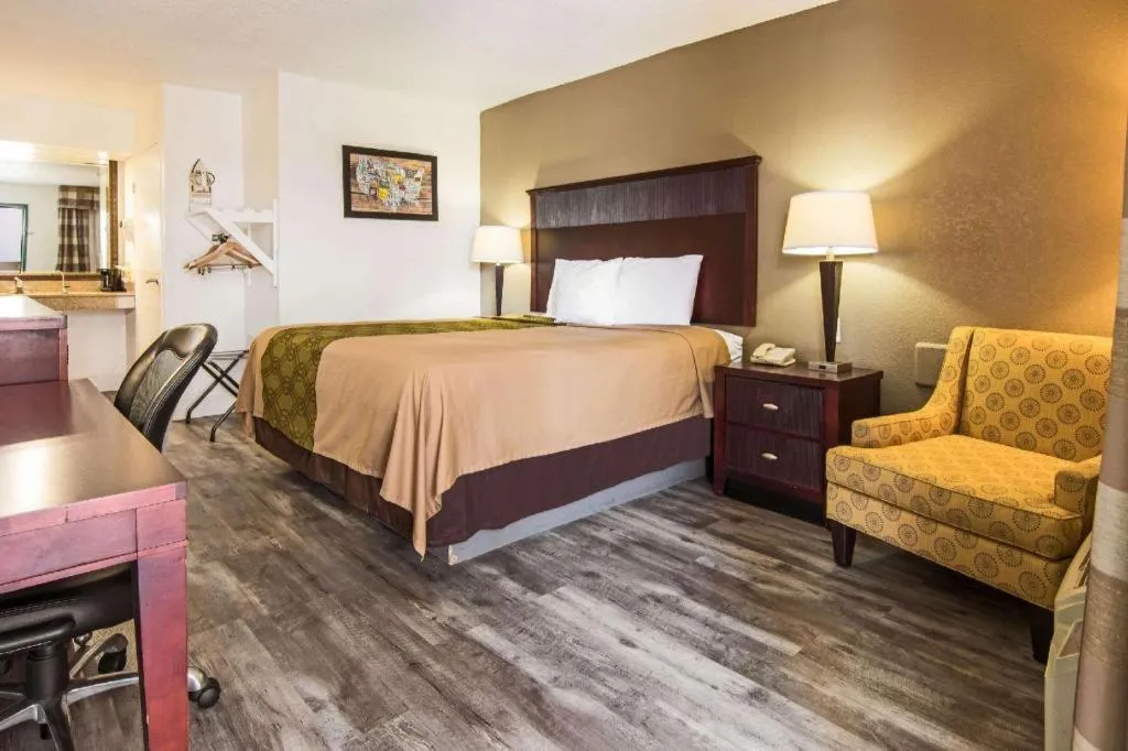 Bed in Econo Lodge Inn & Suites Macon North