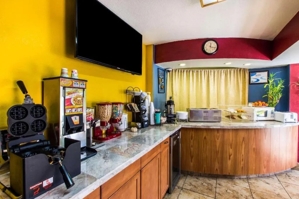 Econo Lodge Inn & Suites Macon North