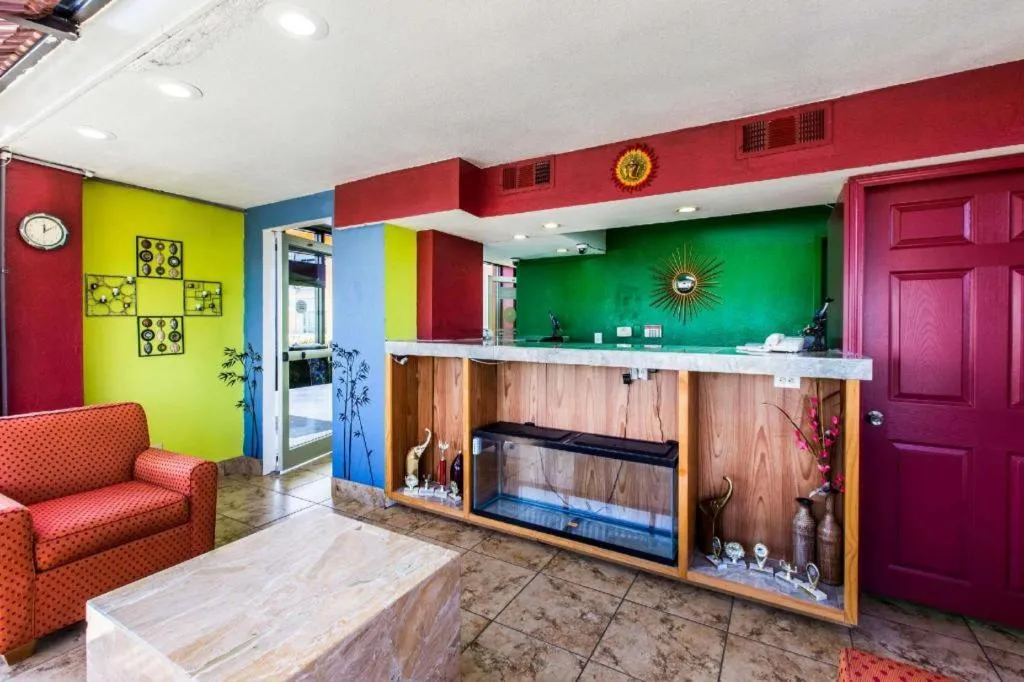 Econo Lodge Inn & Suites Macon North