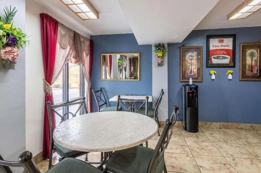 Econo Lodge Inn & Suites Macon North