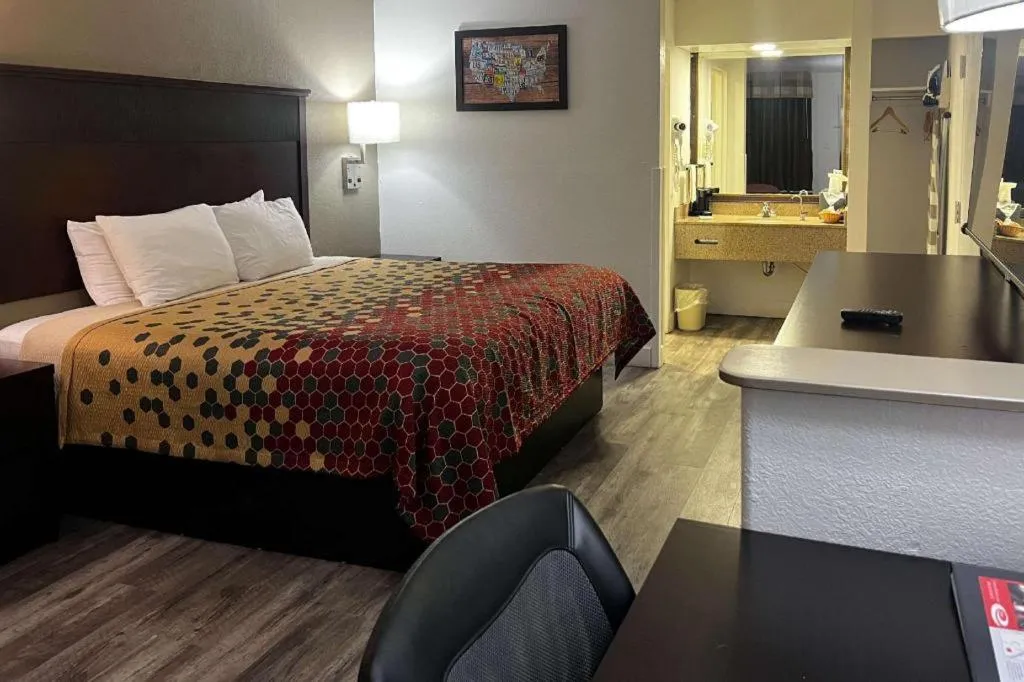 Bed in Econo Lodge Inn & Suites Macon North