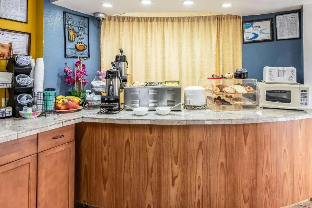 Econo Lodge Inn & Suites Macon North