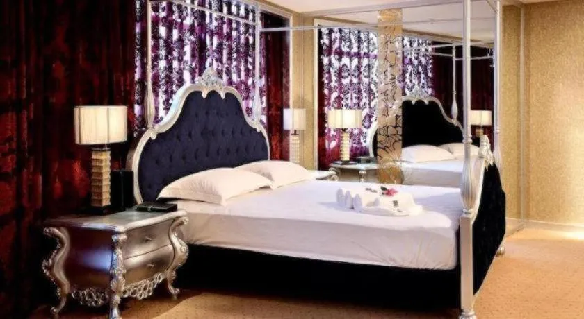 Bed in Dongguan Silver World Garden Hotel