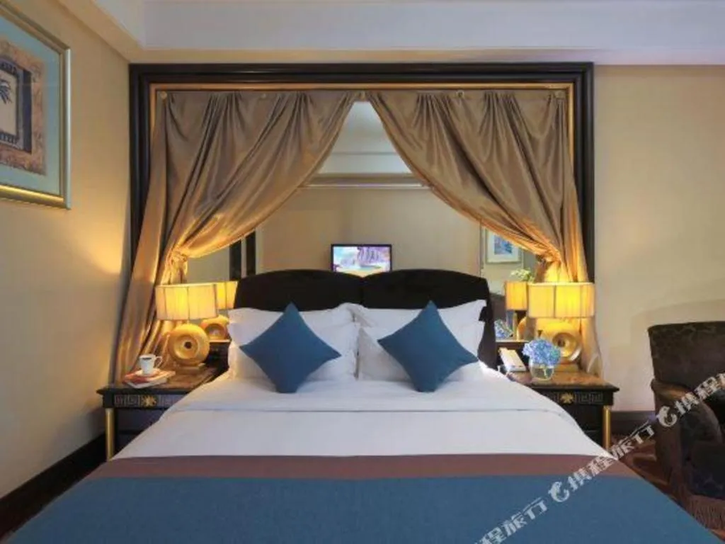 Bed in Dongguan Silver World Garden Hotel