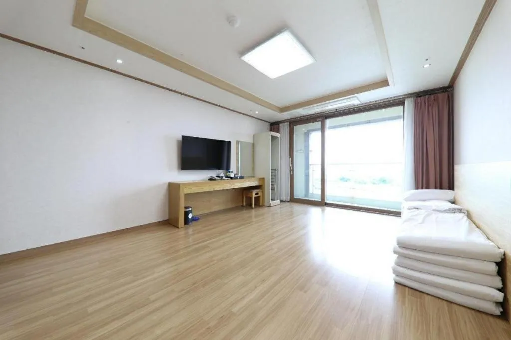 Bed in Jeju Sunbeach Hotel & Resort