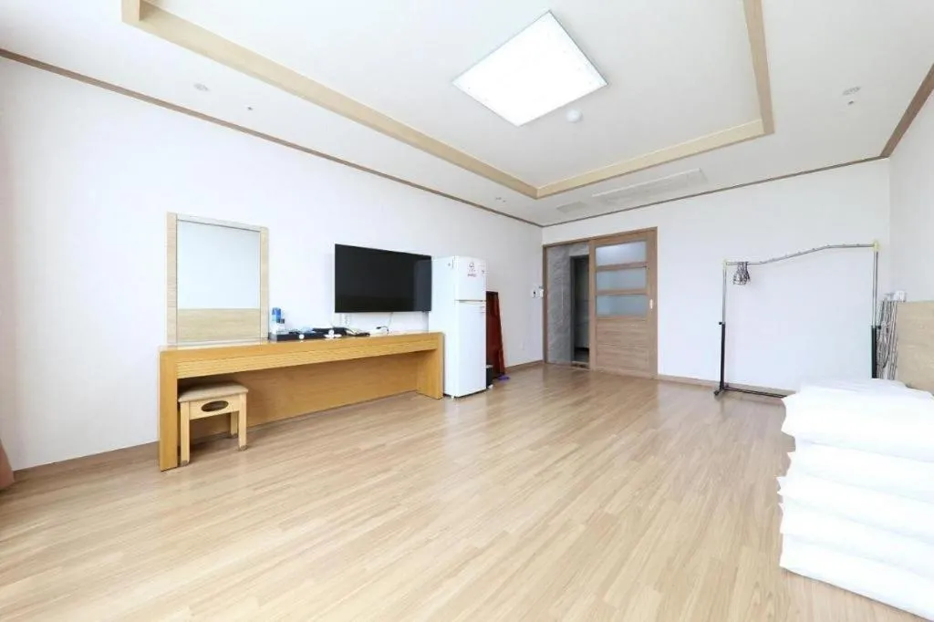 Bed in Jeju Sunbeach Hotel & Resort