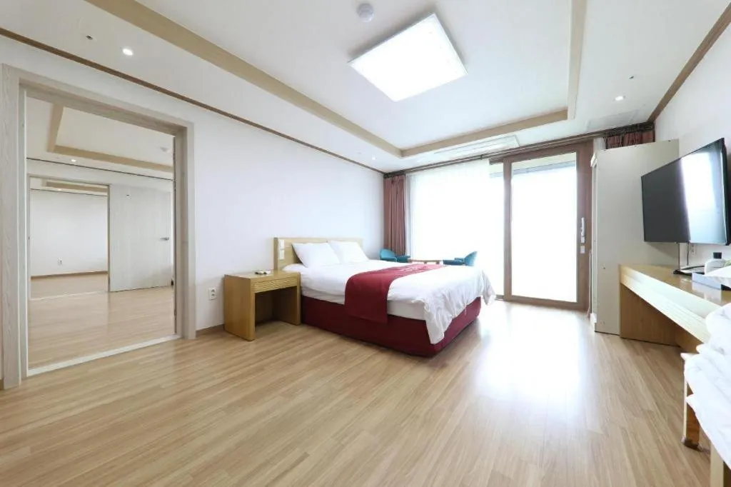 Bed in Jeju Sunbeach Hotel & Resort
