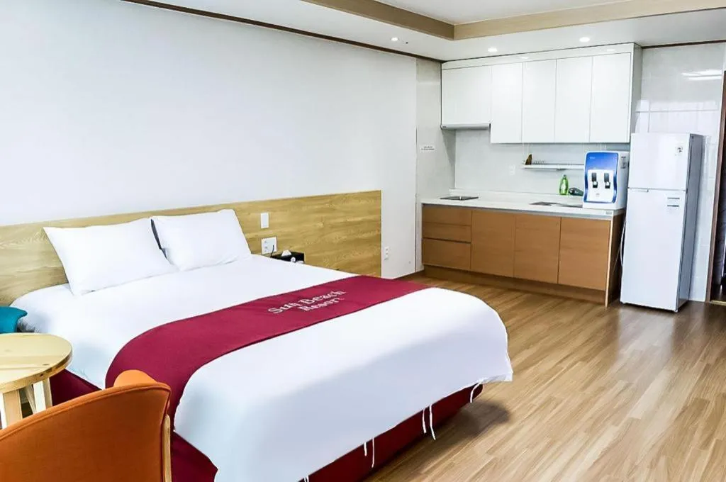 Bed in Jeju Sunbeach Hotel & Resort