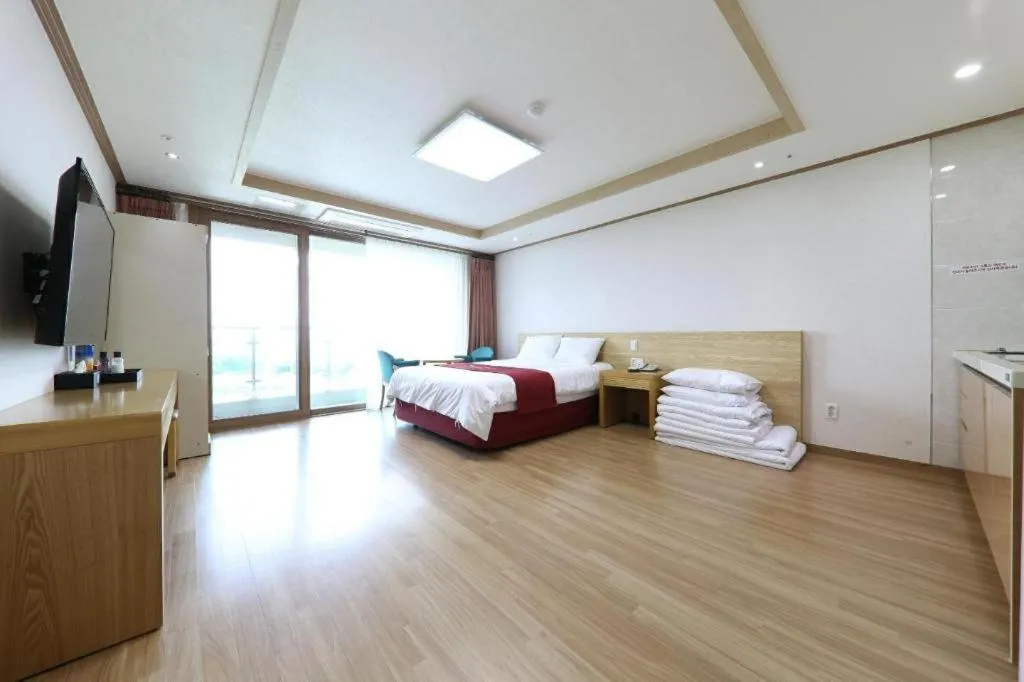 Bed in Jeju Sunbeach Hotel & Resort
