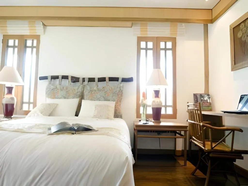 Bed in Chiangkham Luang Resort