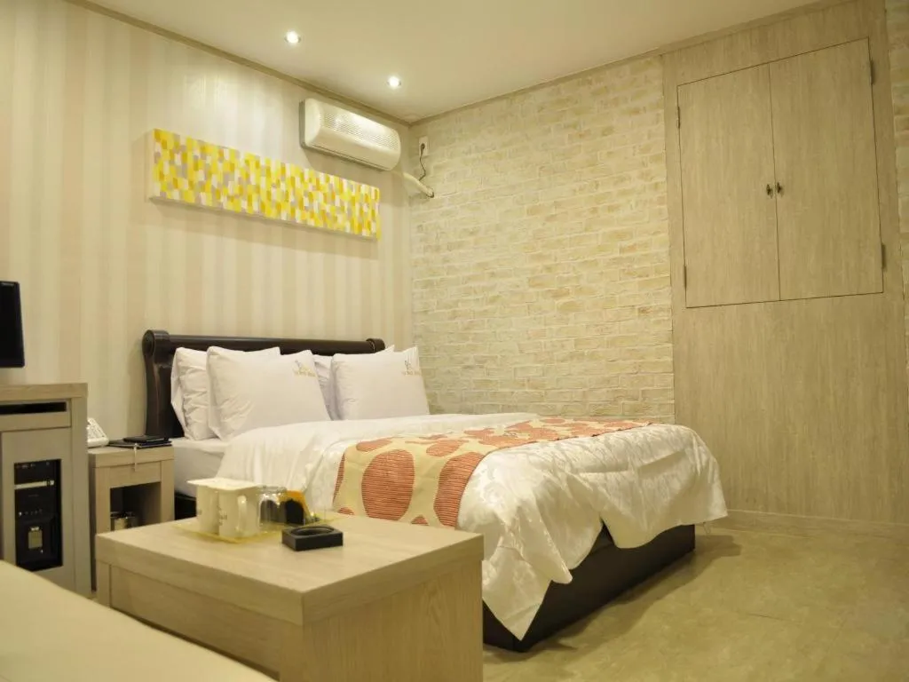 Bed in Goodstay Lanuit Hotel