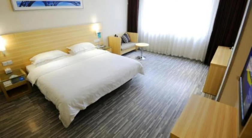 Bed in City Comfort Inn Dongxing National Trade Port