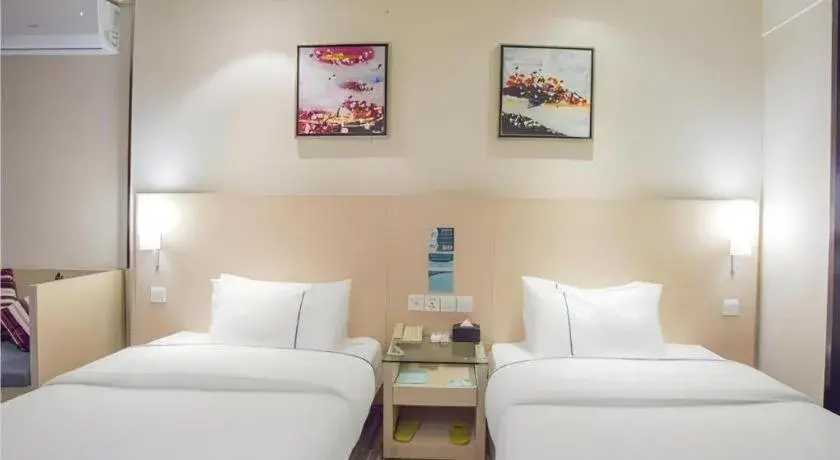 Bed in City Comfort Inn Dongxing National Trade Port Bed in City Comfort Inn Dongxing National Trade Port