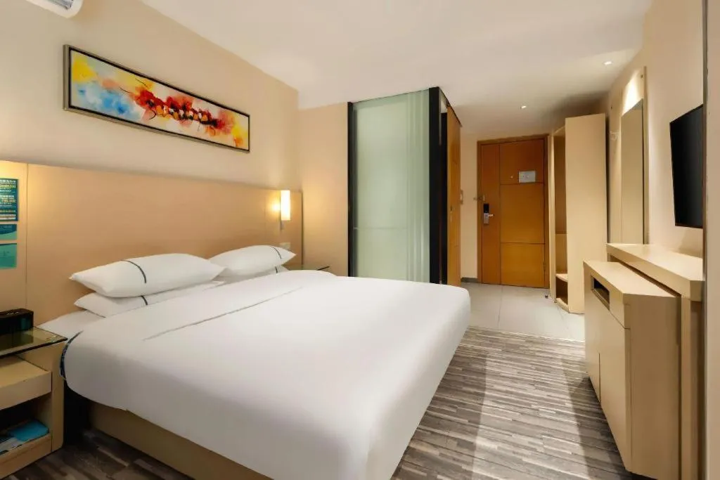 Bed in City Comfort Inn Dongxing National Trade Port