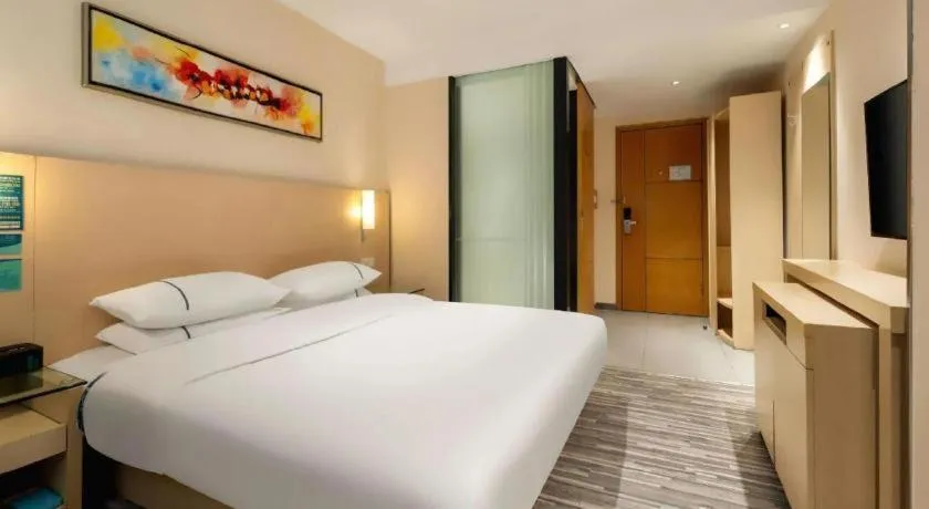 Bed in City Comfort Inn Dongxing National Trade Port