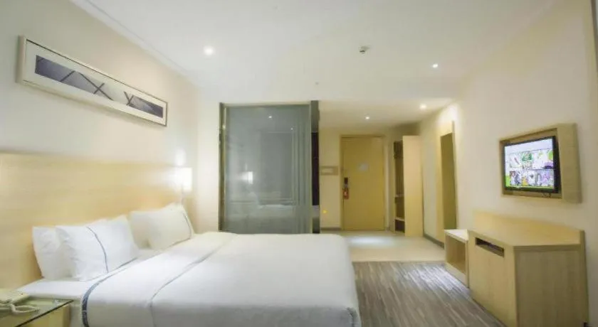 Bed in City Comfort Inn Dongxing National Trade Port