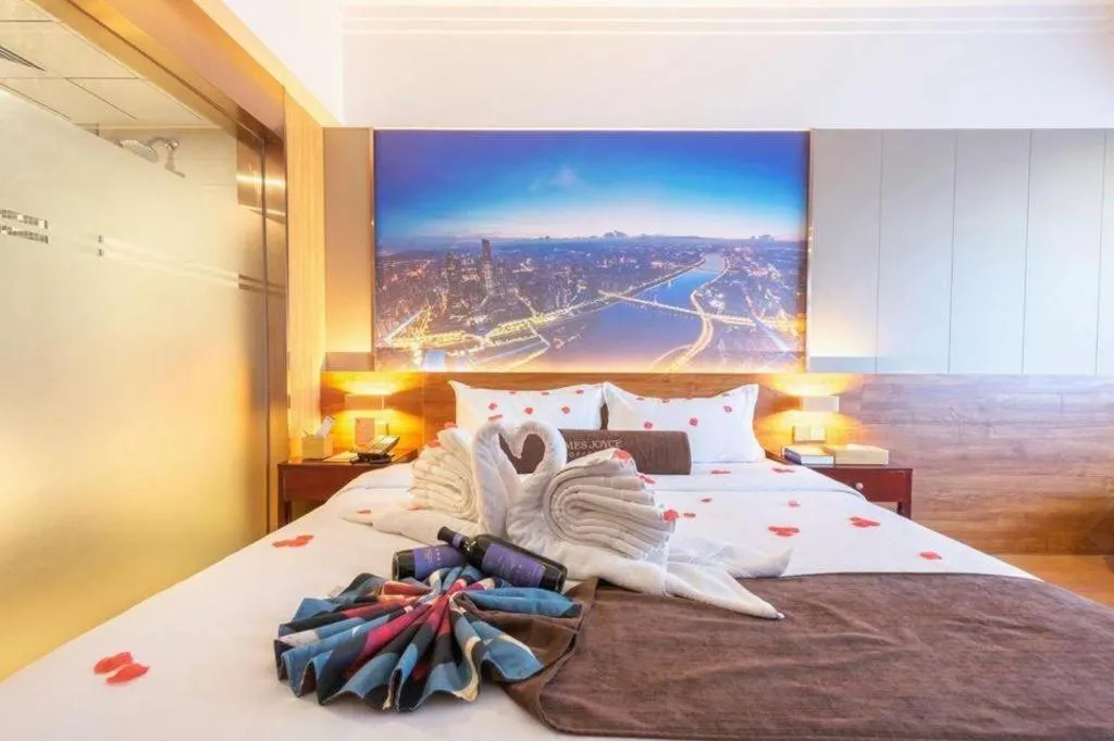 Bed in James Joyce Coffetel Qinhuangdao Taiyangcheng Wenhua Road