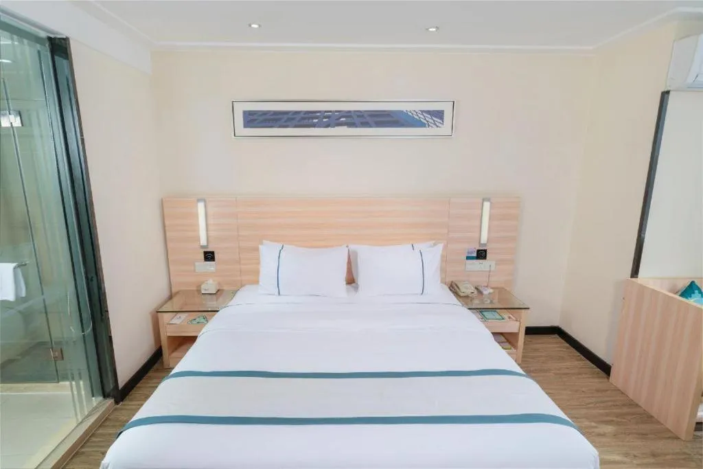 Bed in City Comfort Inn Yulin Wenhua Square Wanda Plaza