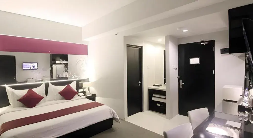 Bed in Grand Darmo Suite by AMITHYA Bed in Grand Darmo Suite by AMITHYA