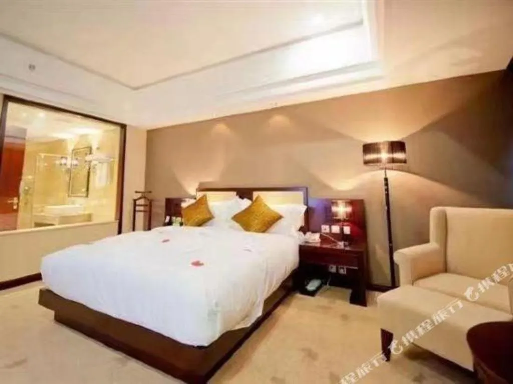 Bed in Kunming Wenhui Hotel