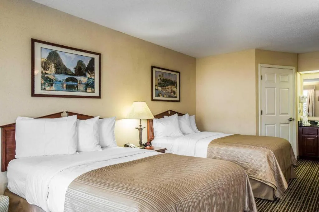 Bed in Quality Inn Bessemer I-20 exit 108