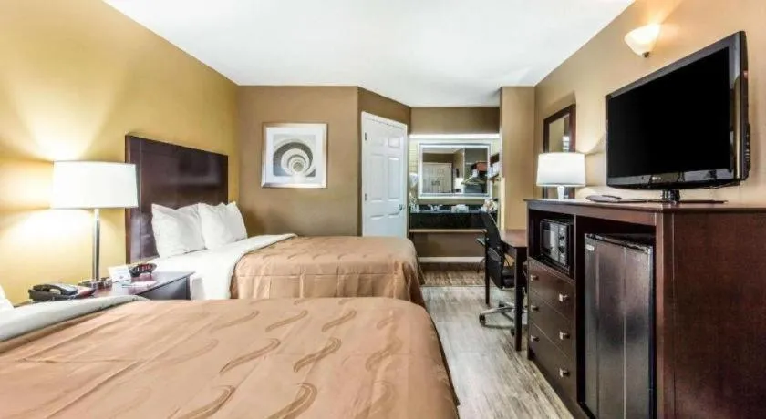 Bed in Quality Inn Bessemer I-20 exit 108