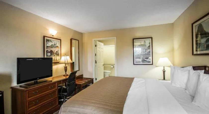 Bed in Quality Inn Bessemer I-20 exit 108