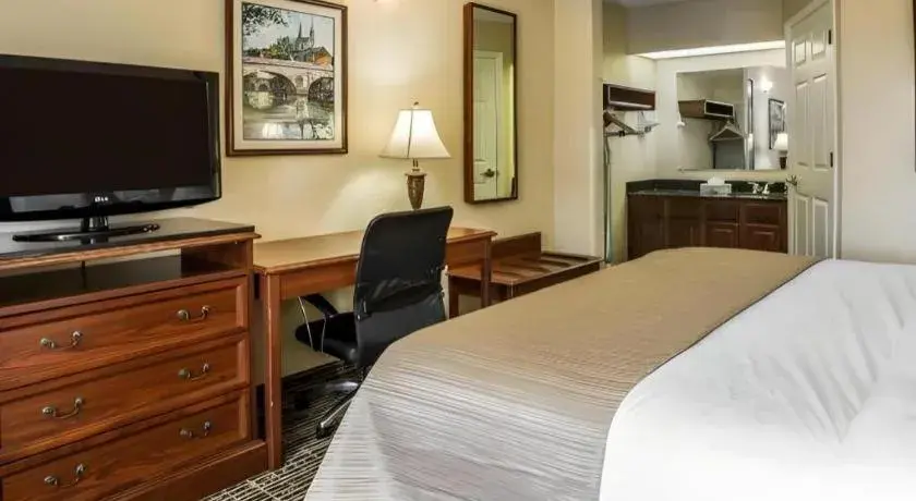 Bed in Quality Inn Bessemer I-20 exit 108 Bed in Quality Inn Bessemer I-20 exit 108