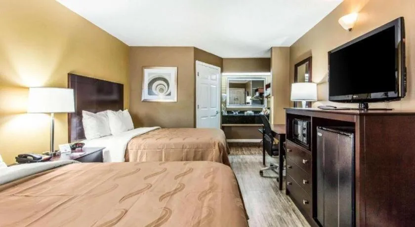 Bed in Quality Inn Bessemer I-20 exit 108