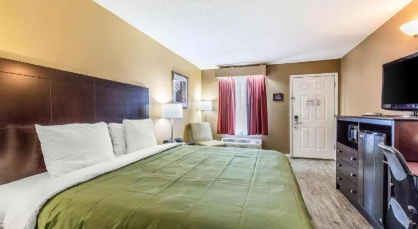 Bed in Quality Inn Bessemer I-20 exit 108