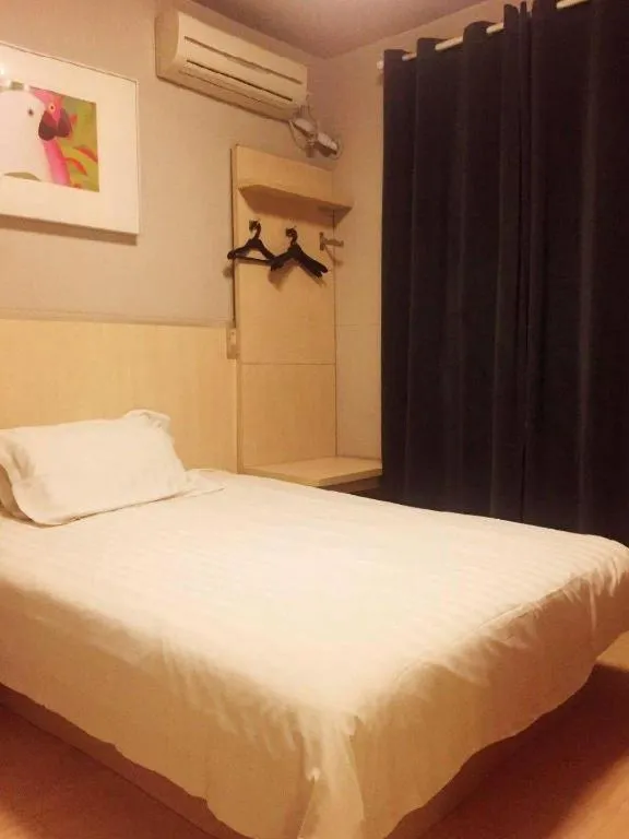 Bed in Jinjiang Inn Tianjin People's Hospital