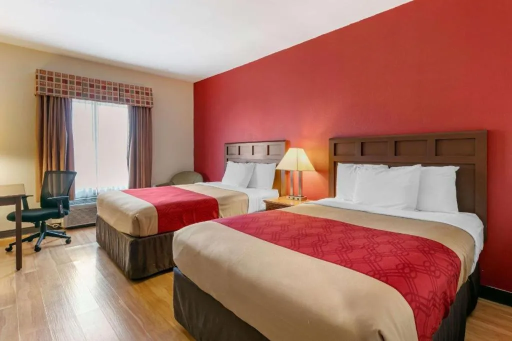 Bed in Econo Lodge Eutaw I-20