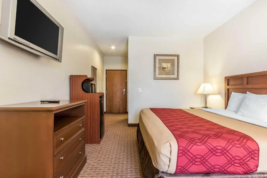 Bed in Econo Lodge Eutaw I-20