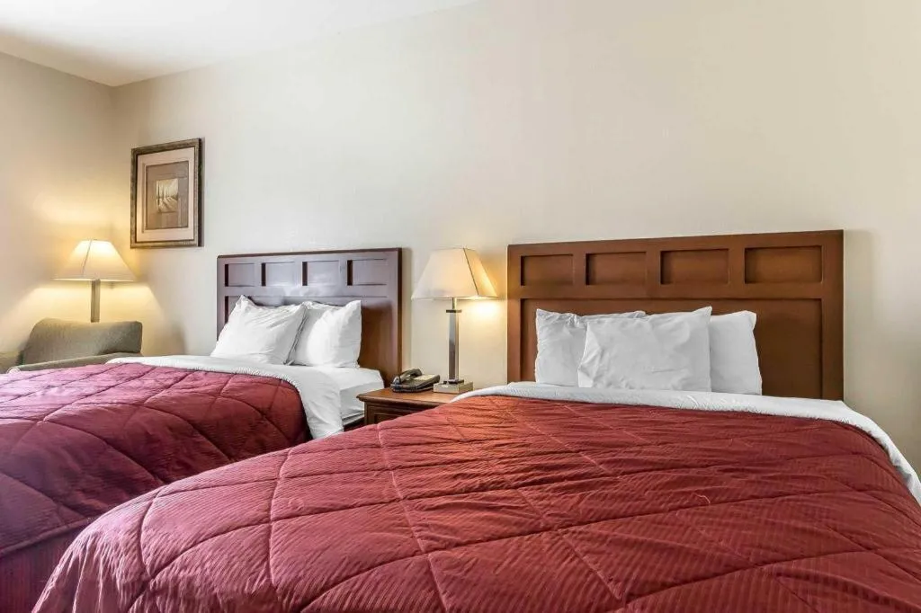 Bed in Econo Lodge Eutaw I-20