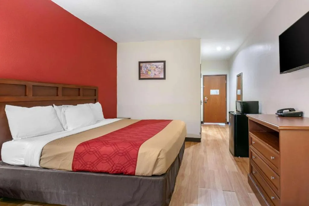 Bed in Econo Lodge Eutaw I-20