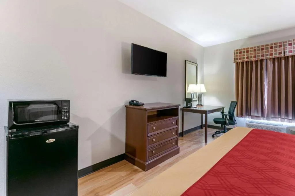 Bed in Econo Lodge Eutaw I-20