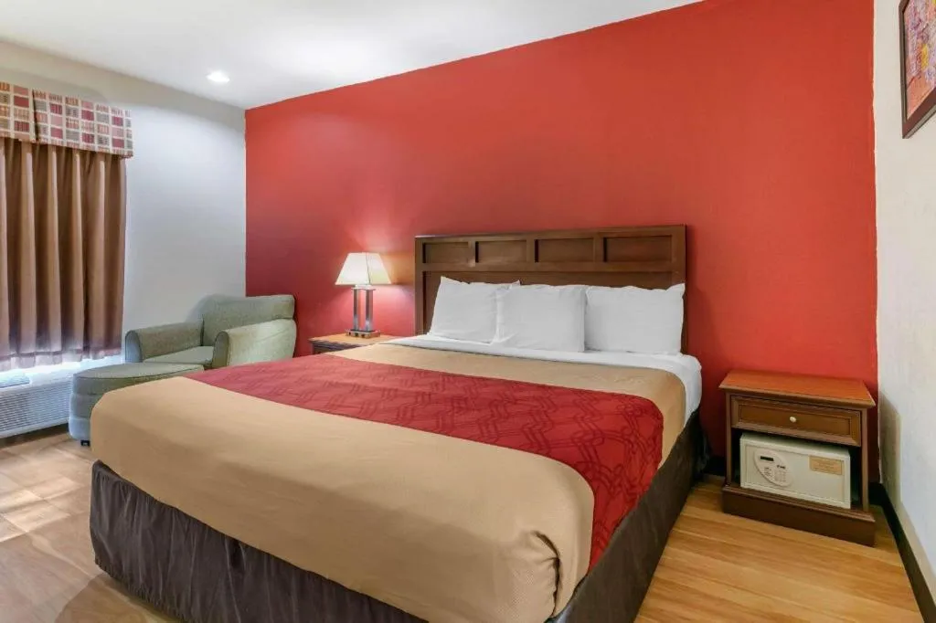 Bed in Econo Lodge Eutaw I-20