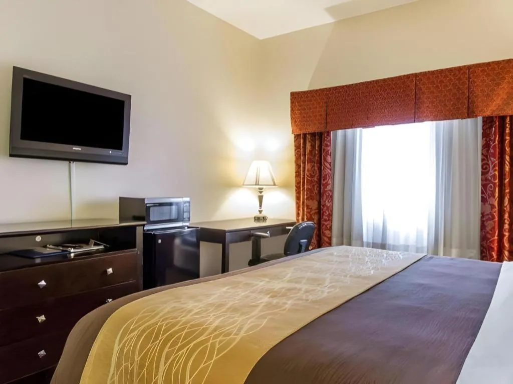Bed in Comfort Inn & Suites Atoka